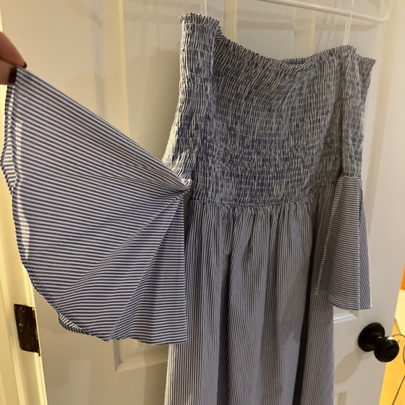 Gianni Bini-Smocked Off the shoulder white/blue Seersucker short dress-Size M - Picture 4 of 4